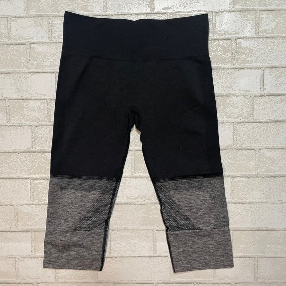 Lululemon Seamlessly Street Crop | EUC | Size 6